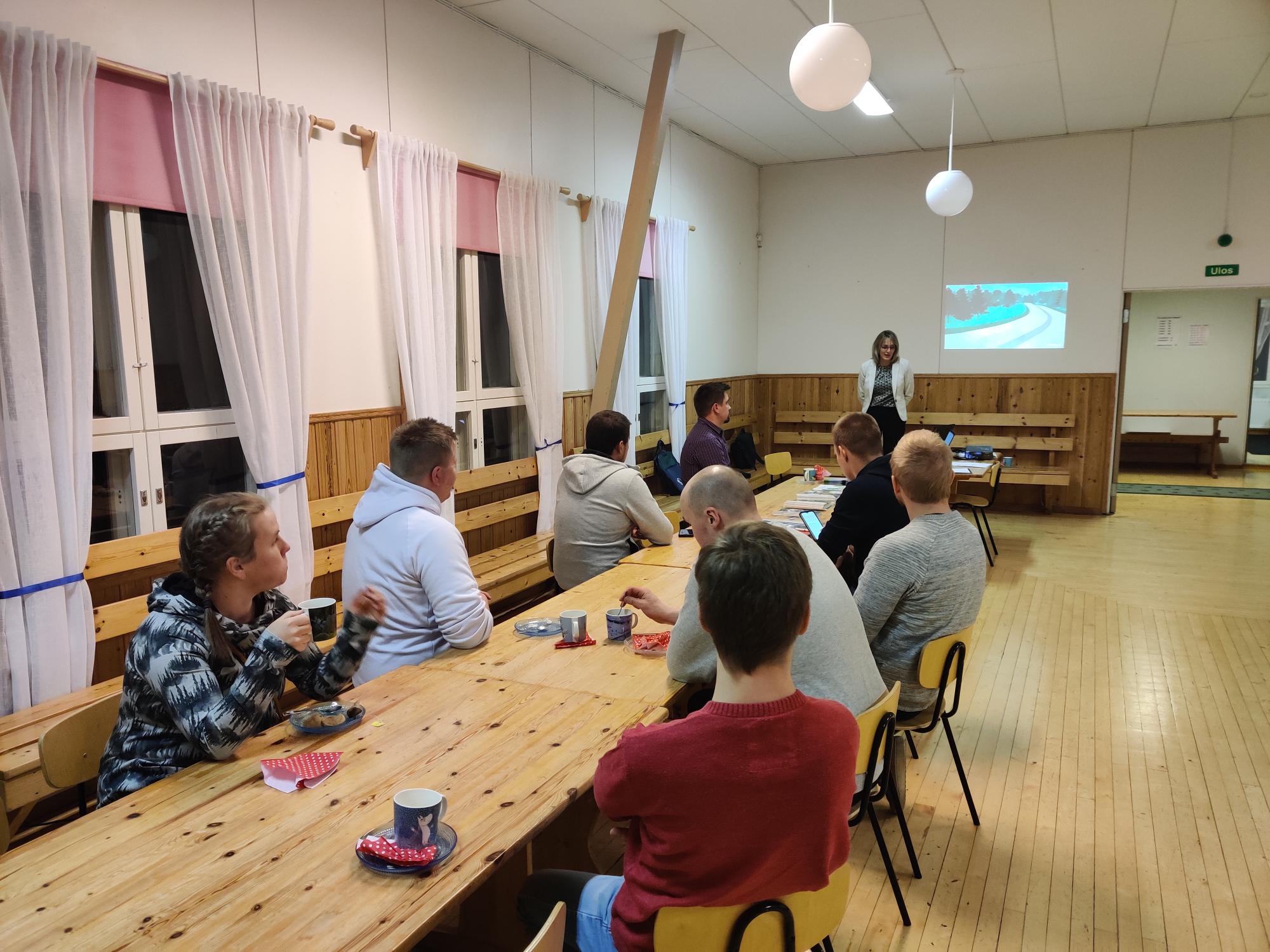 Keski-Pohjanmaan maaseutunuorten ryhmä kävi kokouksessaan keskustelua POP-Pankin liiketoimintajohtaja Kirsi Valtosen kanssa.